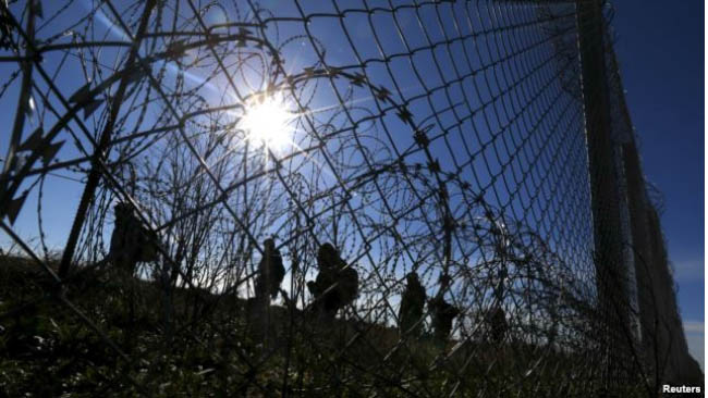 Hundreds of Migrants Cut Through Hungary’s Border  Fence over Past Days